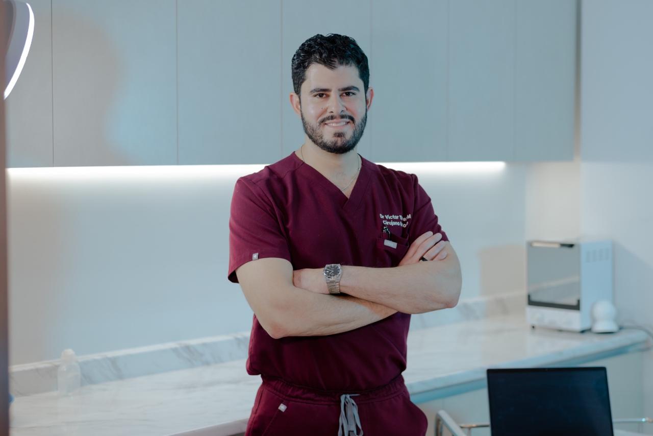 Dr. Víctor Torres Muñoz en su consultorio